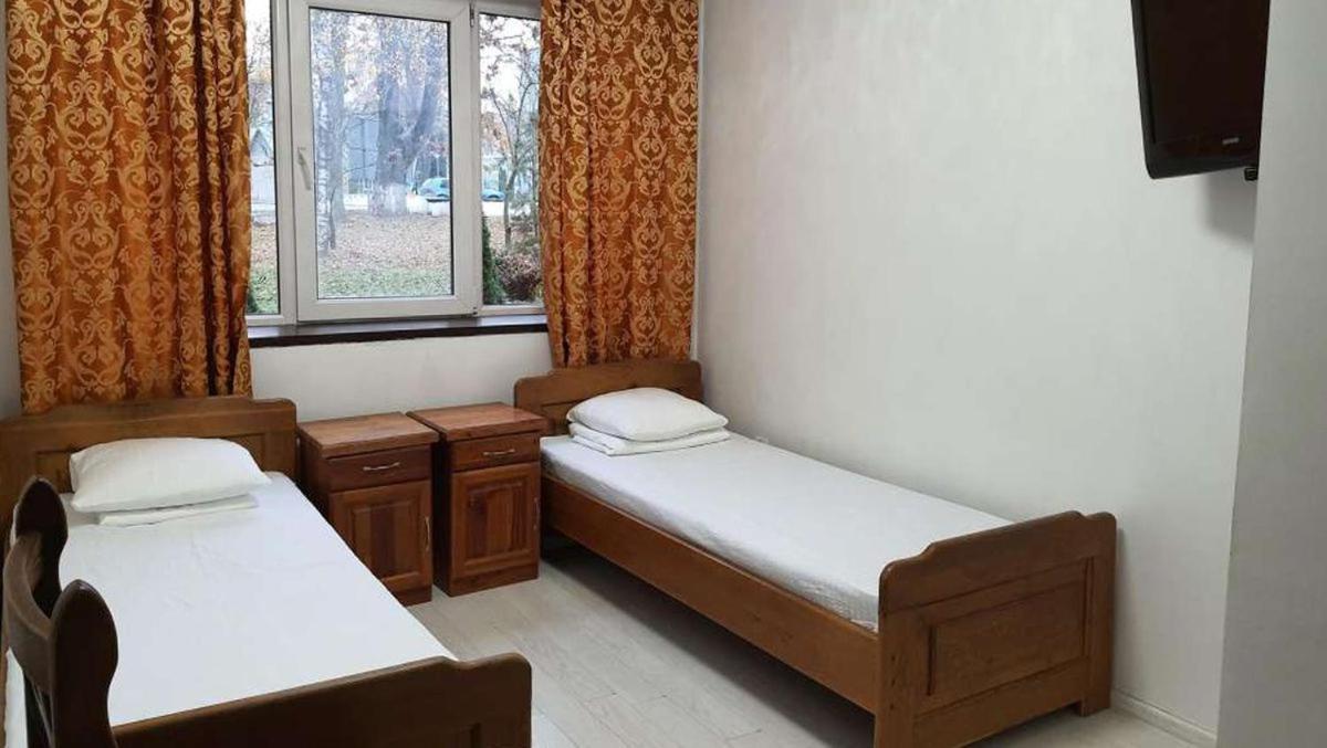 Hotel Leoton Chernivtsi Exterior foto