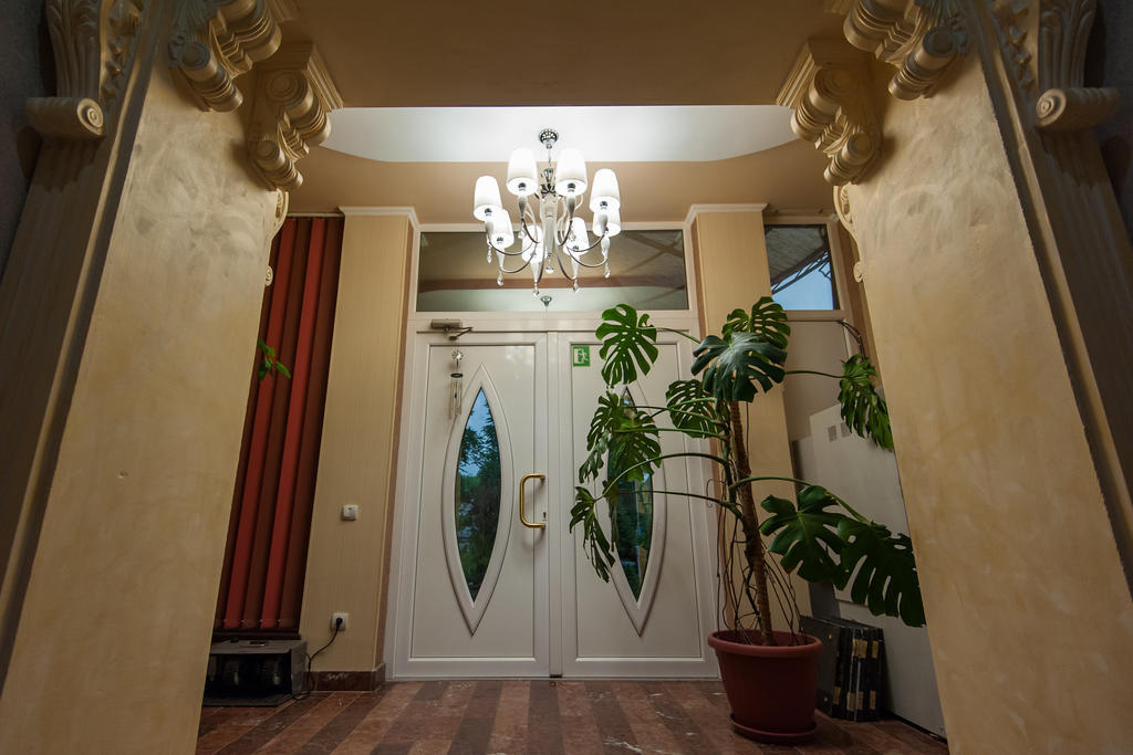 Hotel Leoton Chernivtsi Exterior foto